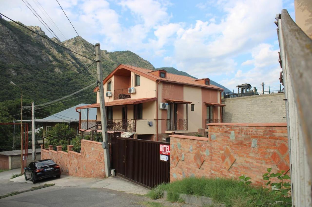 West Door Apartment Mtskheta Luaran gambar